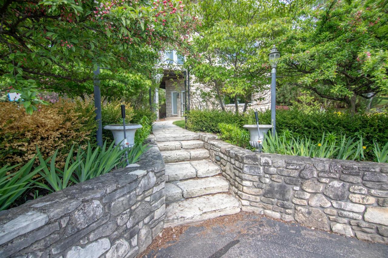 | Coachlite Inn