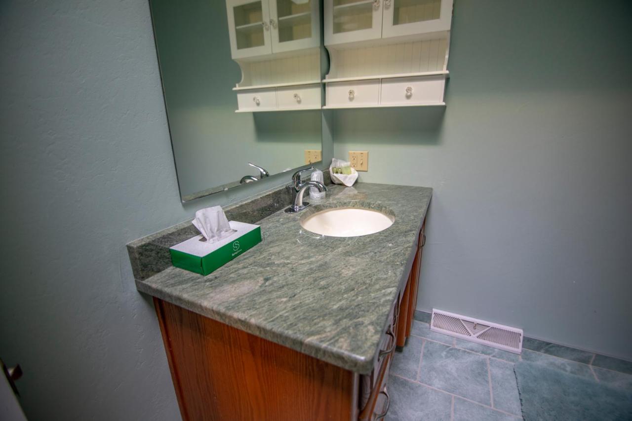 | Coachlite Inn