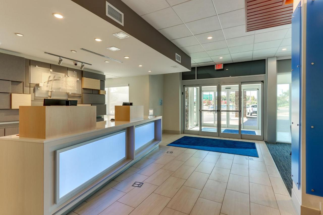 | Holiday Inn Express & Suites - Roanoke – Civic Center