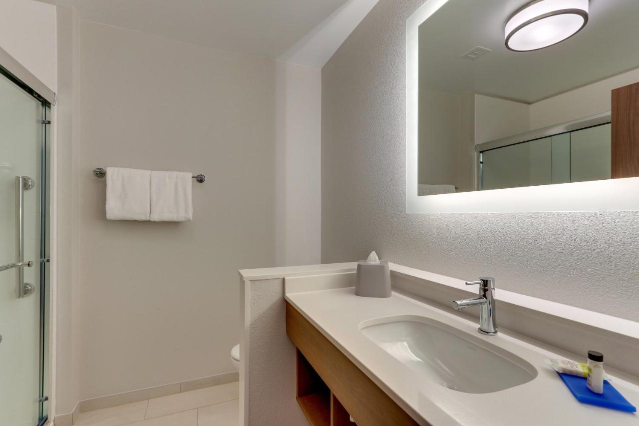 | Holiday Inn Express & Suites - Roanoke – Civic Center