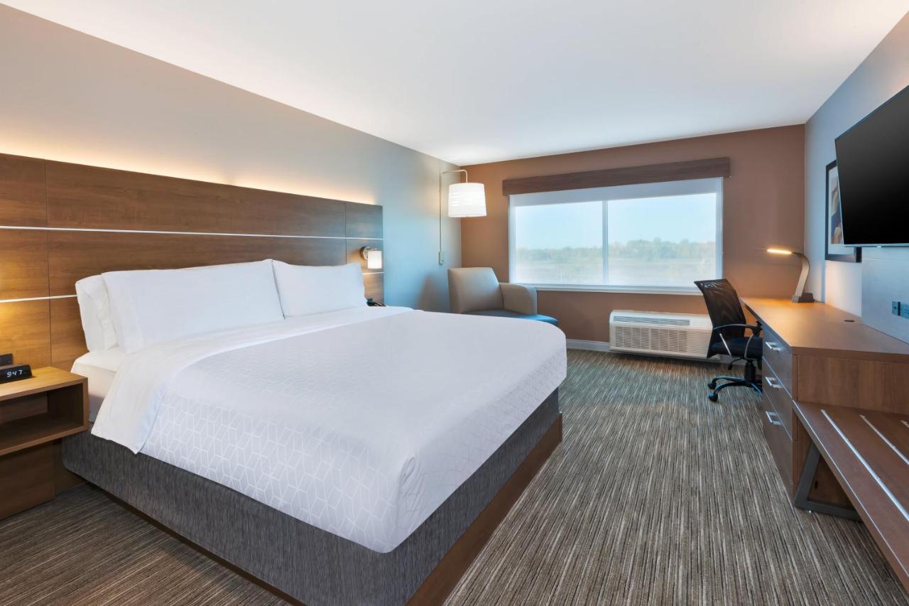 | Holiday Inn Express & Suites - Cedar Springs - Grand Rapids N, an IHG Hotel