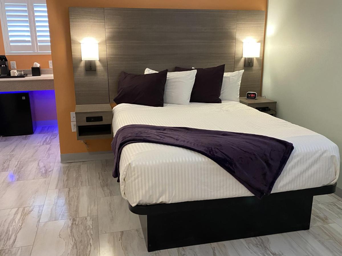 Queen Room at Worthington of Logan