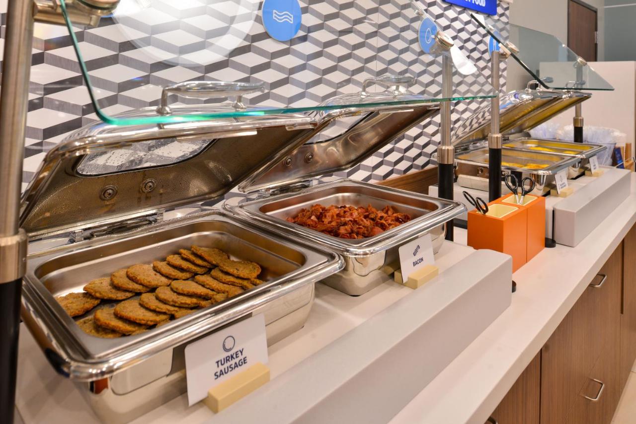 | Holiday Inn Express Brooklyn - Kings Hwy, an IHG Hotel
