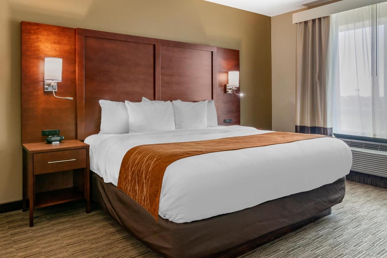 King Room - Non-Smoking at Comfort Inn & Suites Tifton