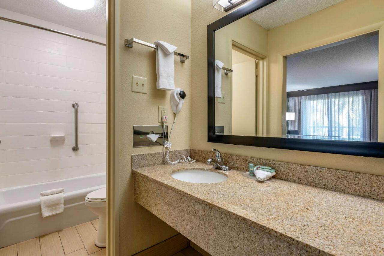 King Room - Pet-Friendly/Non-Smoking at Best Western Downtown Stuart