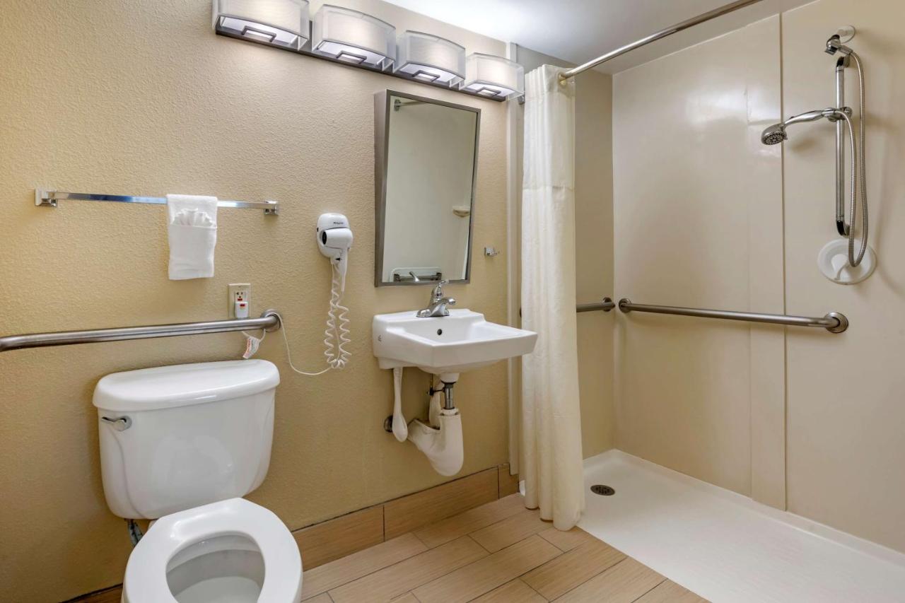 Queen Room with Roll-In Shower and View - Mobility Accessible/Non-Smoking at Best Western Downtown Stuart