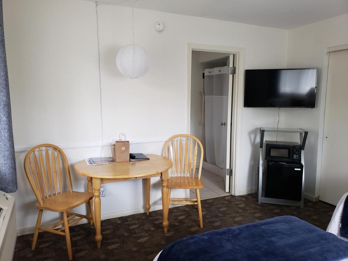 Twin Room at Baby Quail Inn
