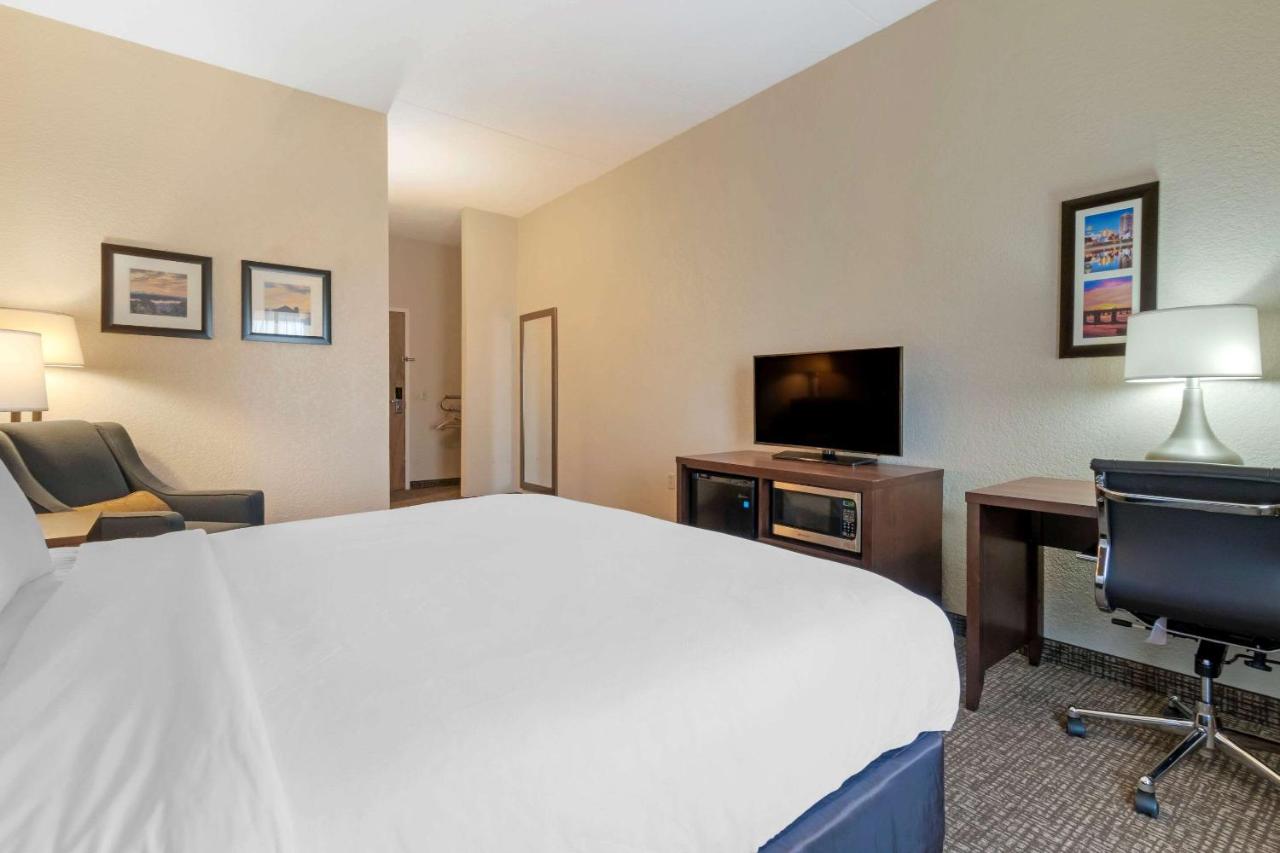 King Room First Floor - Accessible/Non-Smoking at Comfort Inn Mechanicsburg - Harrisburg South