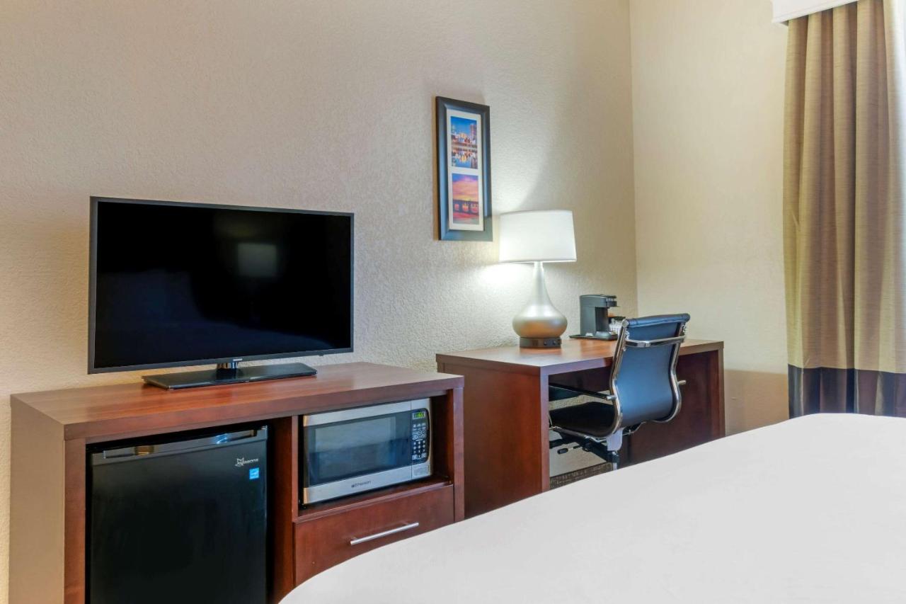 King Room First Floor - Accessible/Non-Smoking at Comfort Inn Mechanicsburg - Harrisburg South