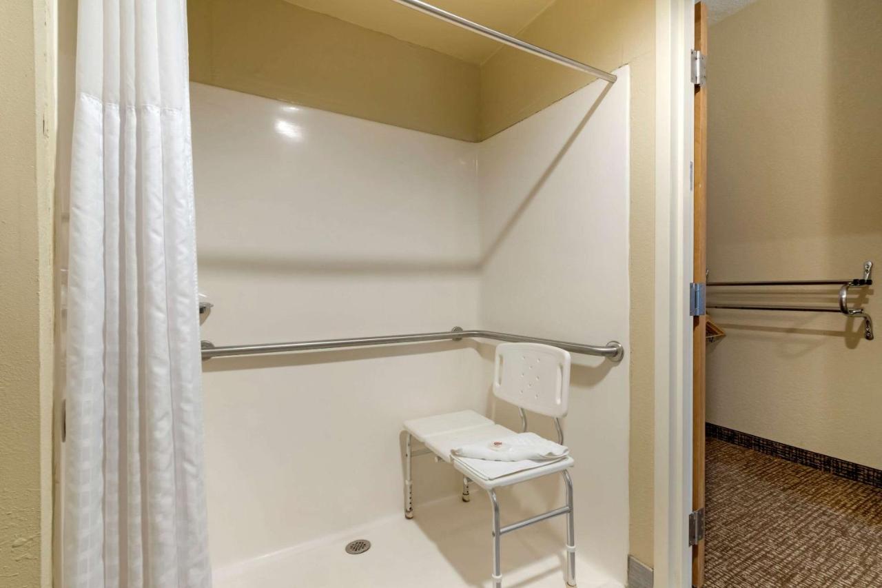 King Room First Floor - Accessible/Non-Smoking at Comfort Inn Mechanicsburg - Harrisburg South
