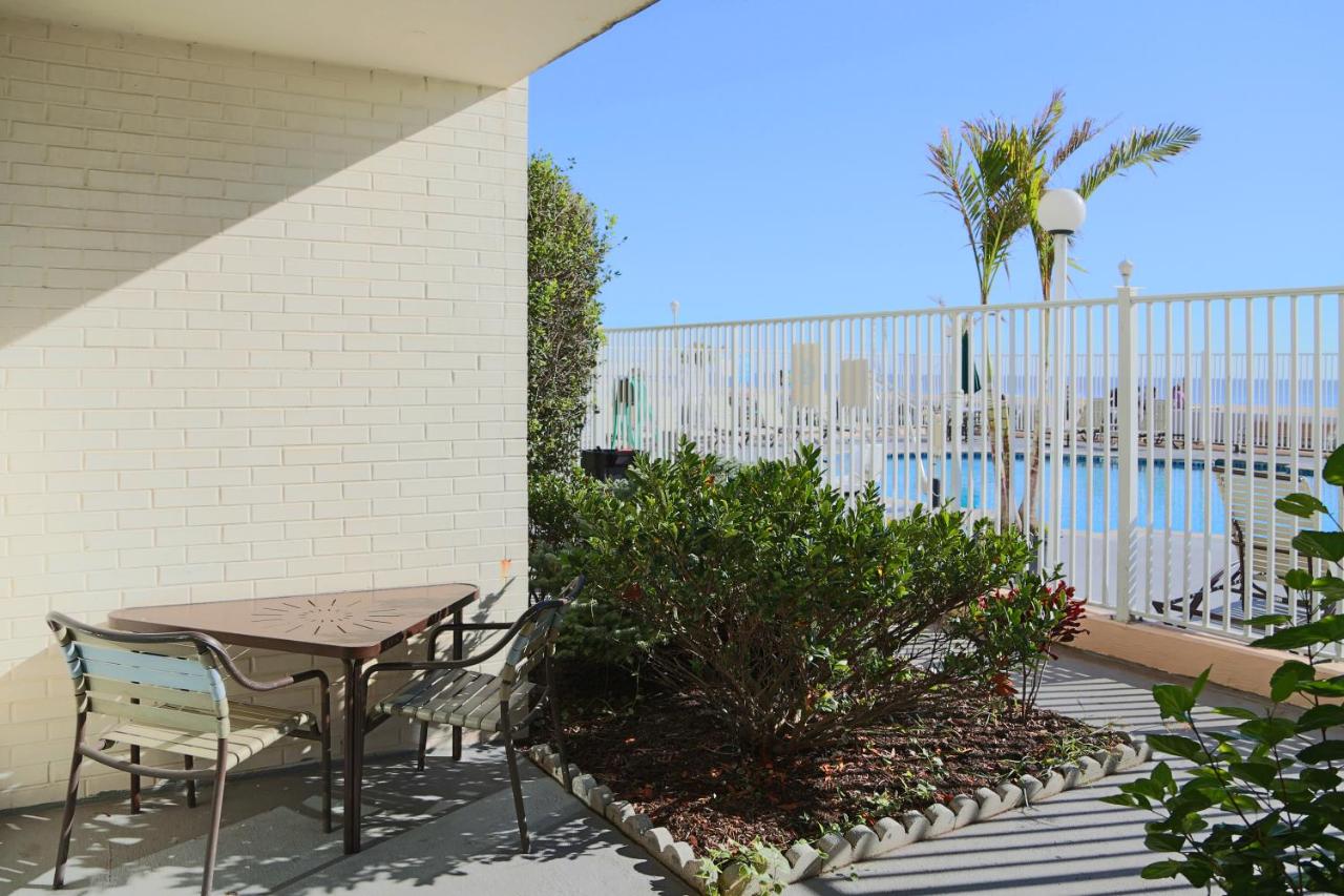 Efficiency, Ground Level, Interior Entrance, 2 Queen Beds & Sofa Bed, Non Smoking at Quality Inn Boardwalk