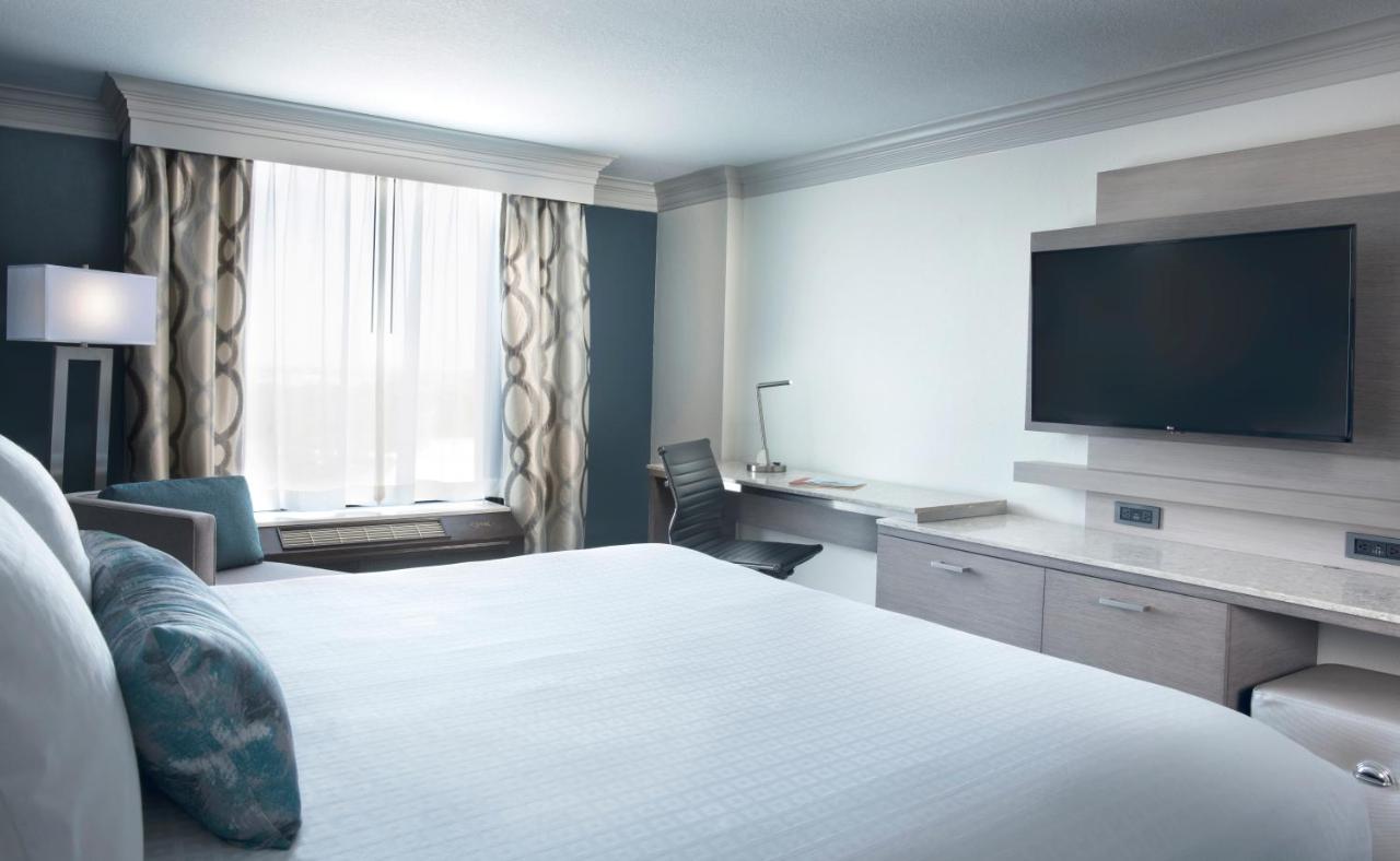 Single Room at Rosen Centre Hotel