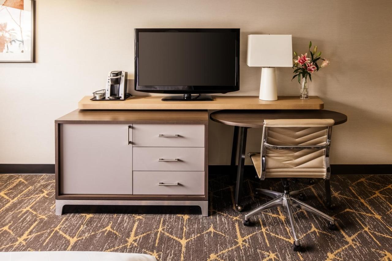 King Room at Holiday Inn Santa Ana-Orange Co. Arpt by IHG