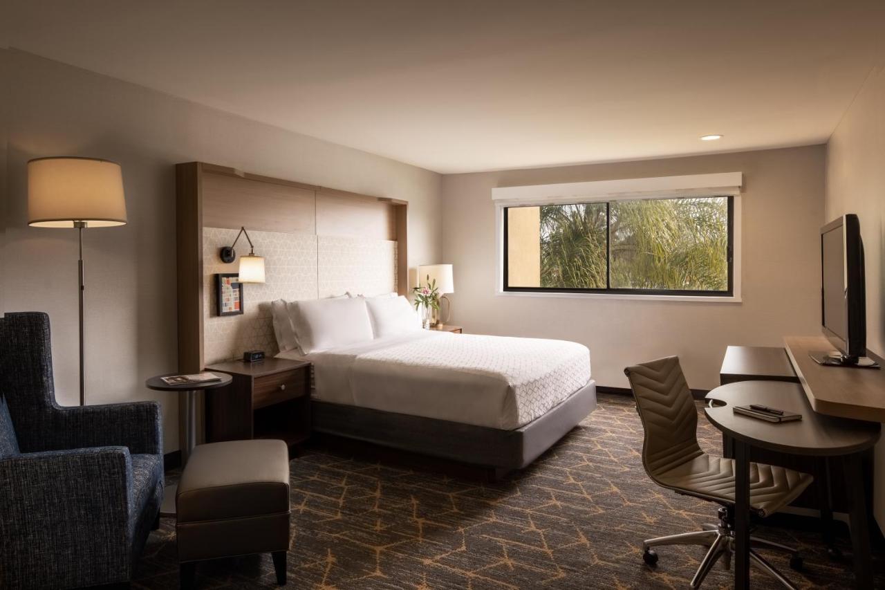 King Room at Holiday Inn Santa Ana-Orange Co. Arpt by IHG