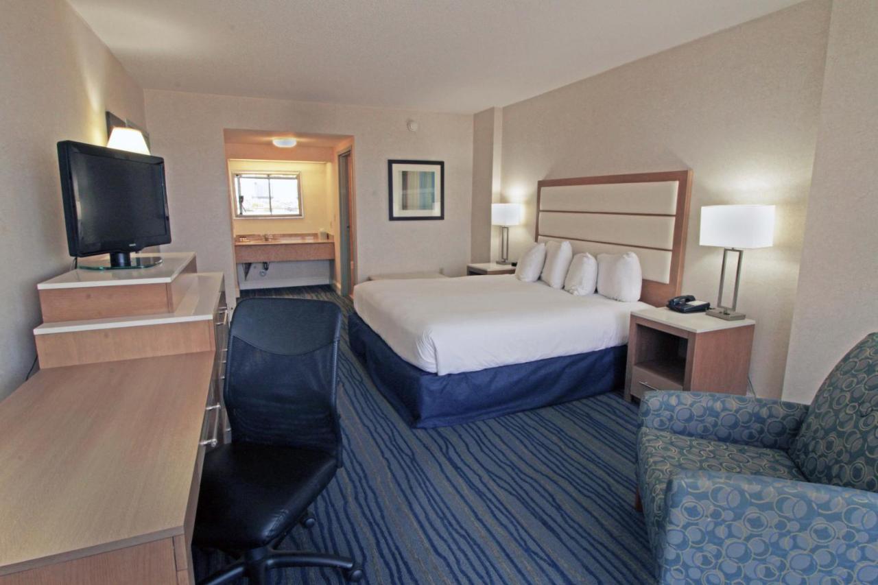Non Oceanfront One Bedroom Suite 1 King at Wyndham Virginia Beach Oceanfront