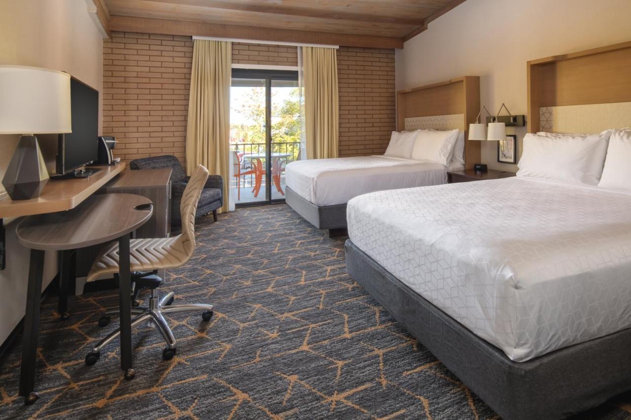 Queen Room with Two Queen Beds - Non-Smoking at Holiday Inn Richland on the River by IHG