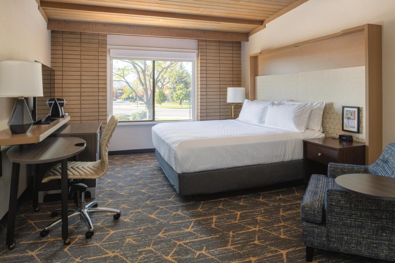 Standard King Room - Non-Smoking at Holiday Inn Richland on the River by IHG