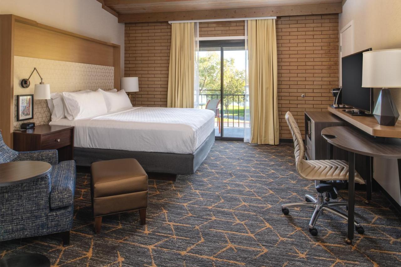 Standard King Room with River View - Non-Smoking at Holiday Inn Richland on the River by IHG
