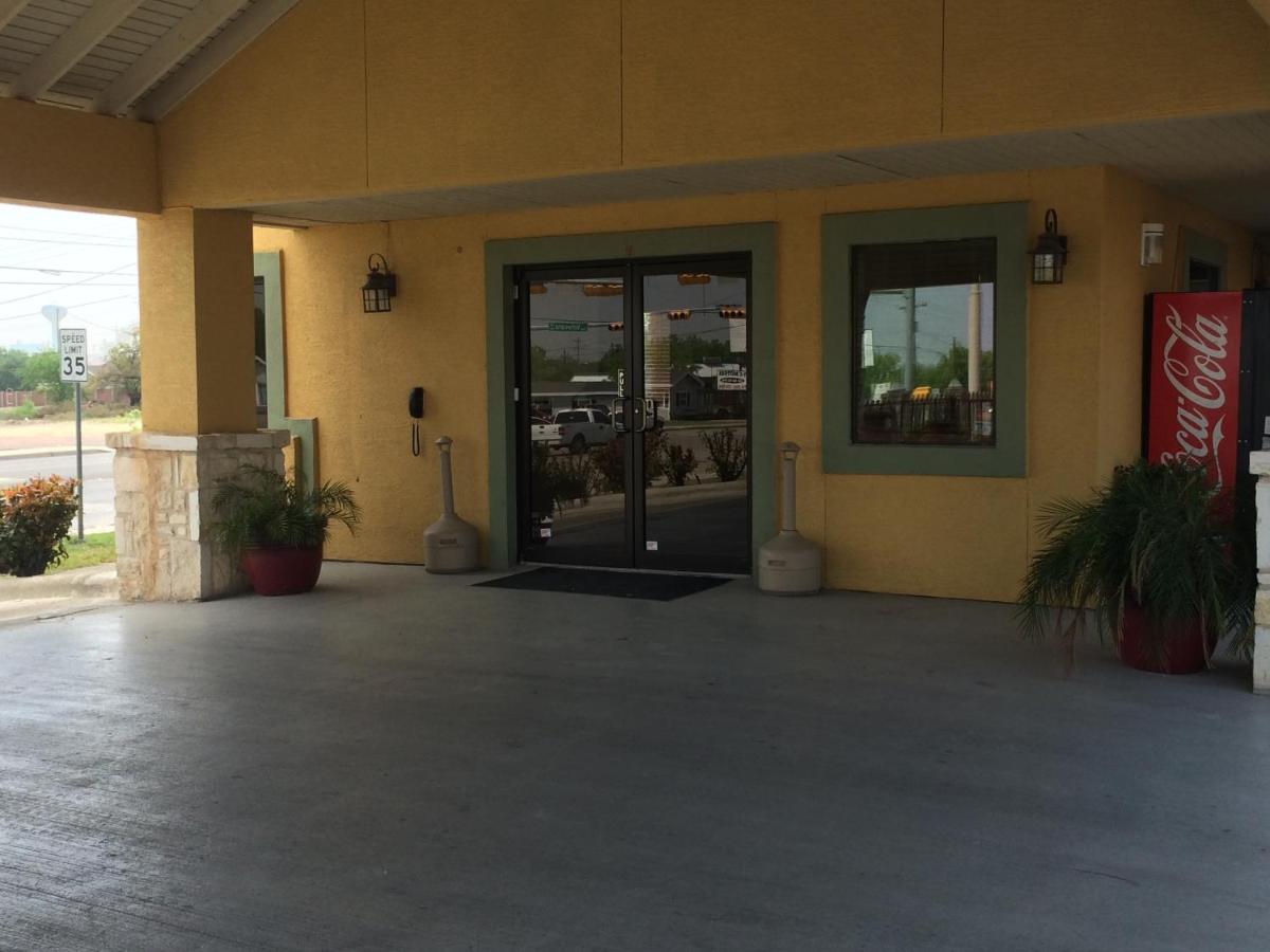 | Country Hill Inn & Suite Eagle Pass