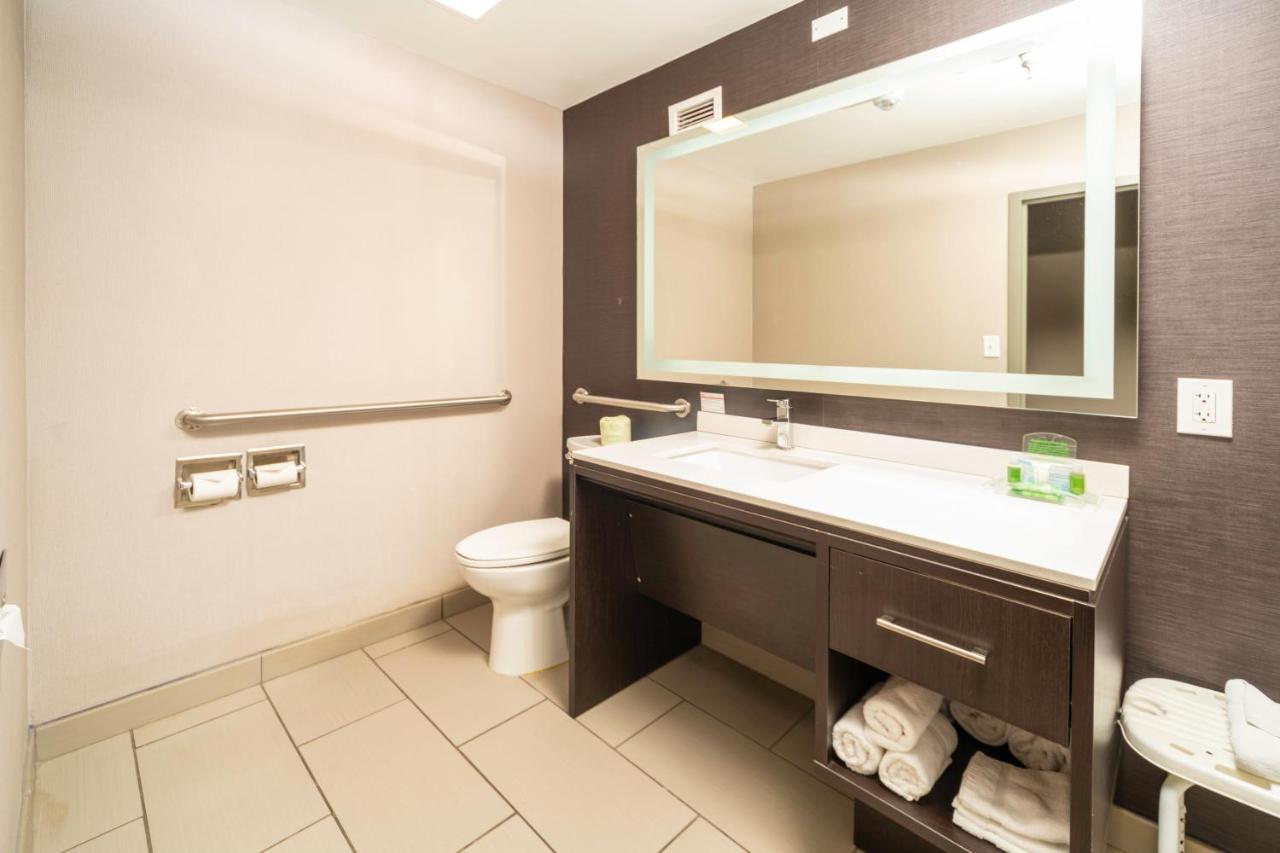 Double Room with Two Double Beds - Disability Access with Bathtub/Non-Smoking at Holiday Inn Louisville East - Hurstbourne by IHG