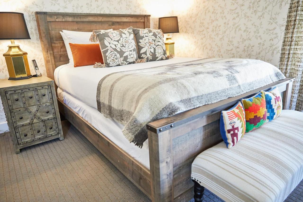 | Shelter Harbor Inn