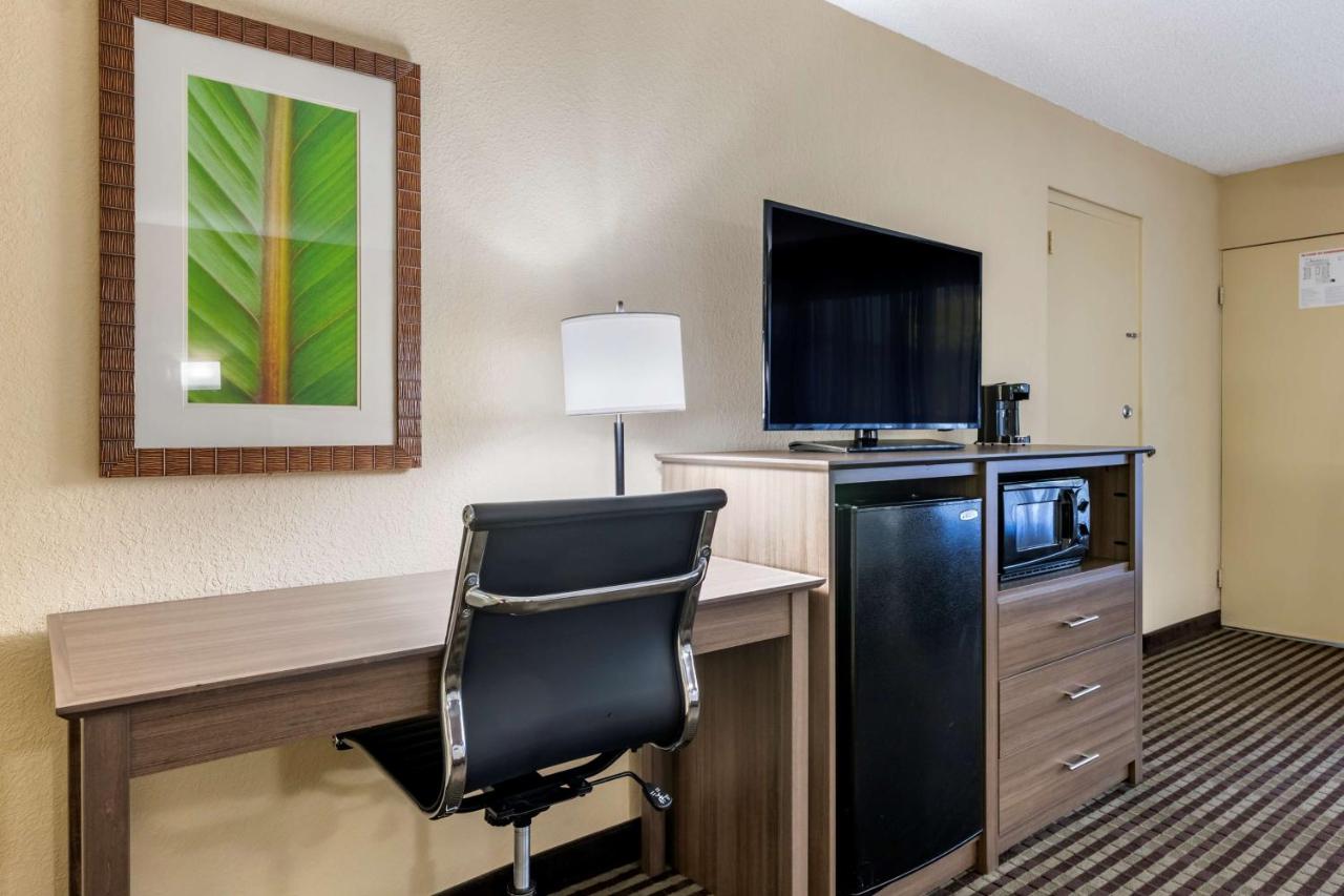 Queen Room with Bath Tub and View - Mobility Accessible/Non-Smoking at Best Western Downtown Stuart