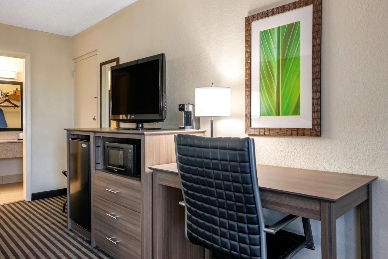 Queen Room with Bath Tub and View - Mobility Accessible/Non-Smoking at Best Western Downtown Stuart