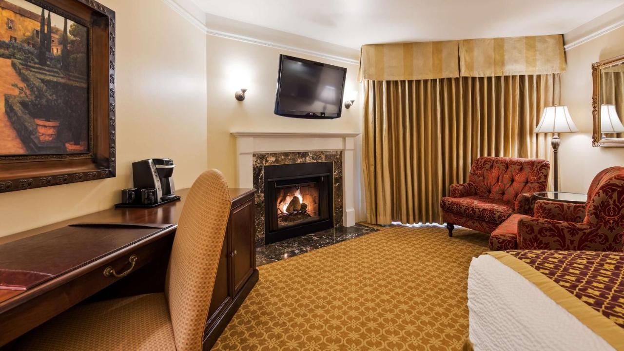 Deluxe King Room with Courtyard View - Non-Smoking at Victorian Inn