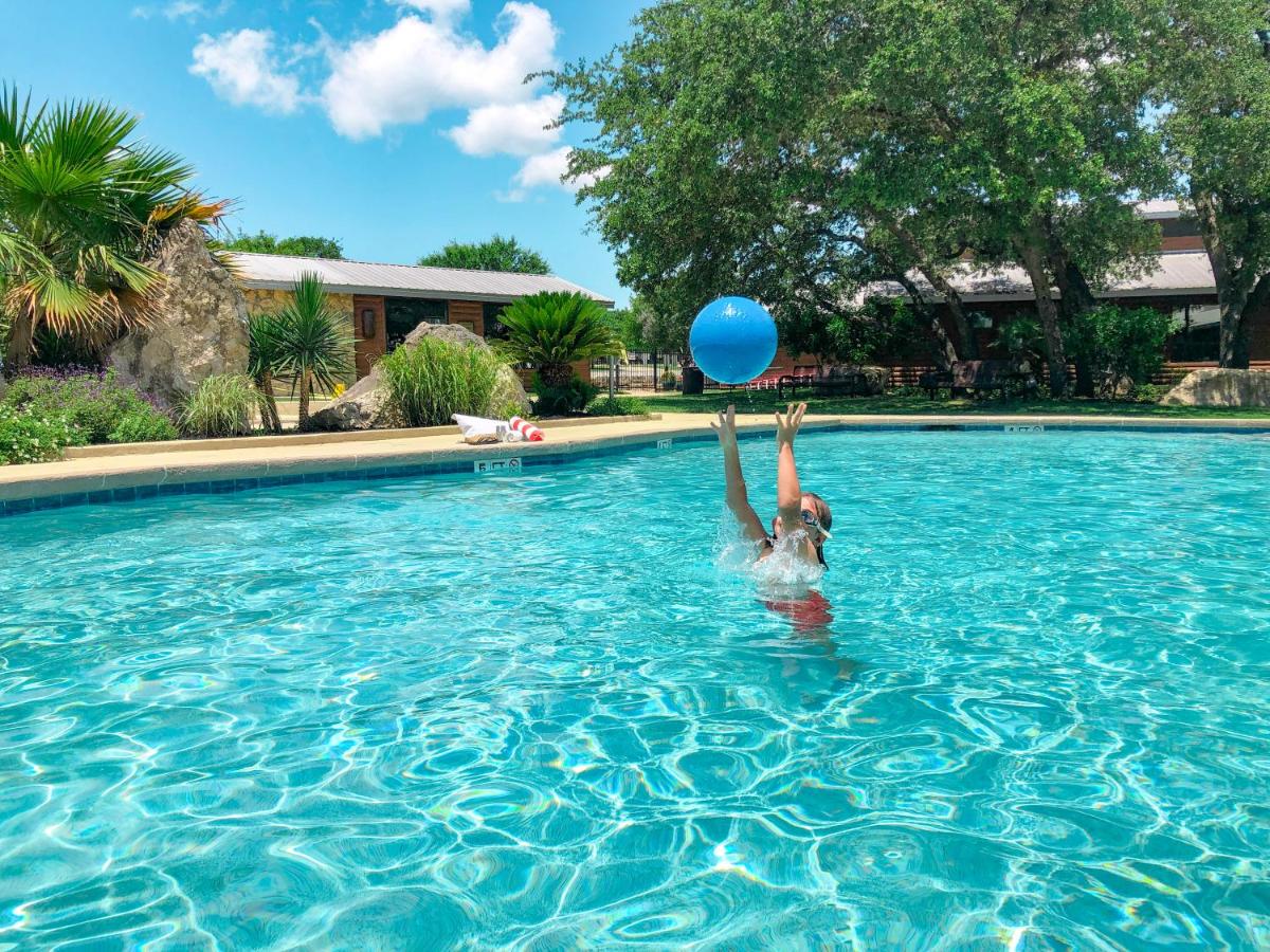 | Sun Outdoors Lake Travis