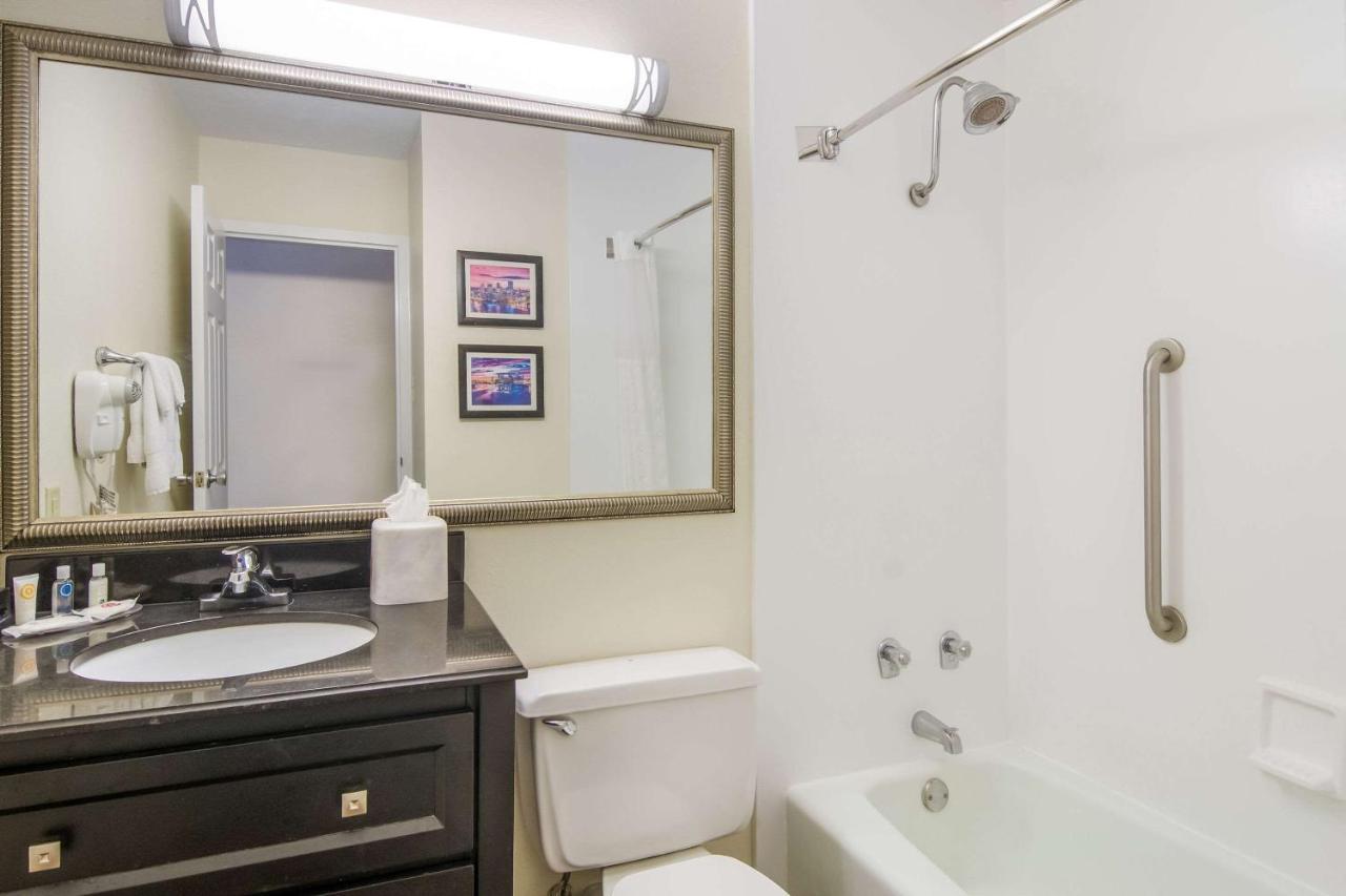 | Comfort Inn and Suites Pittsburgh