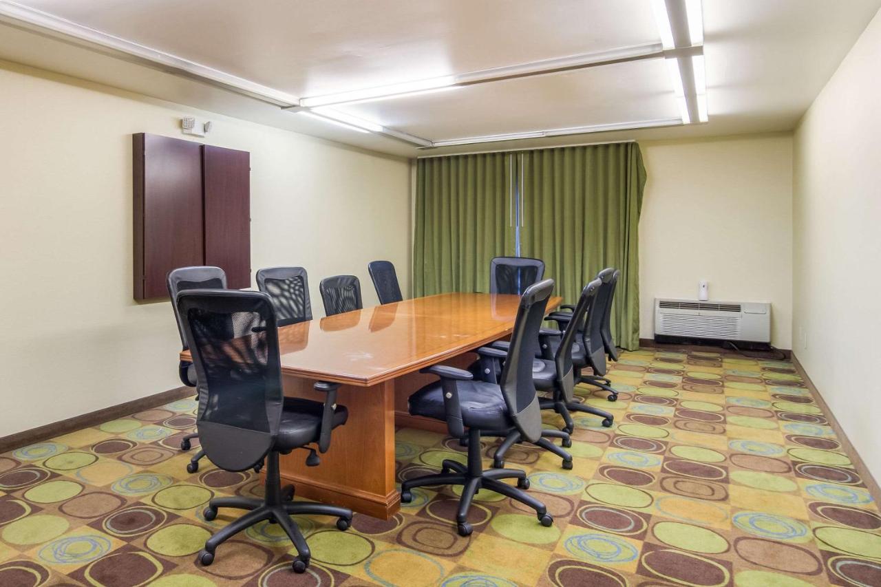 | Comfort Inn and Suites Pittsburgh