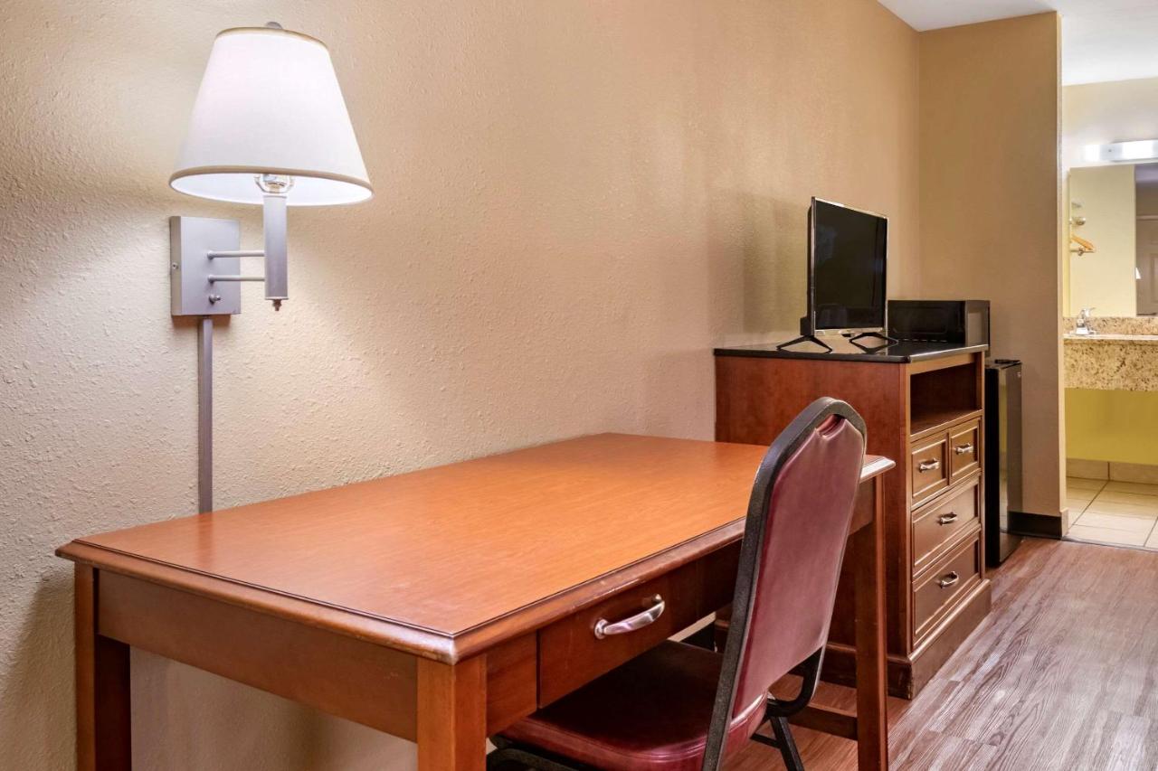 King Room - Non-Smoking at Econo Lodge Inn & Suites Maingate Central