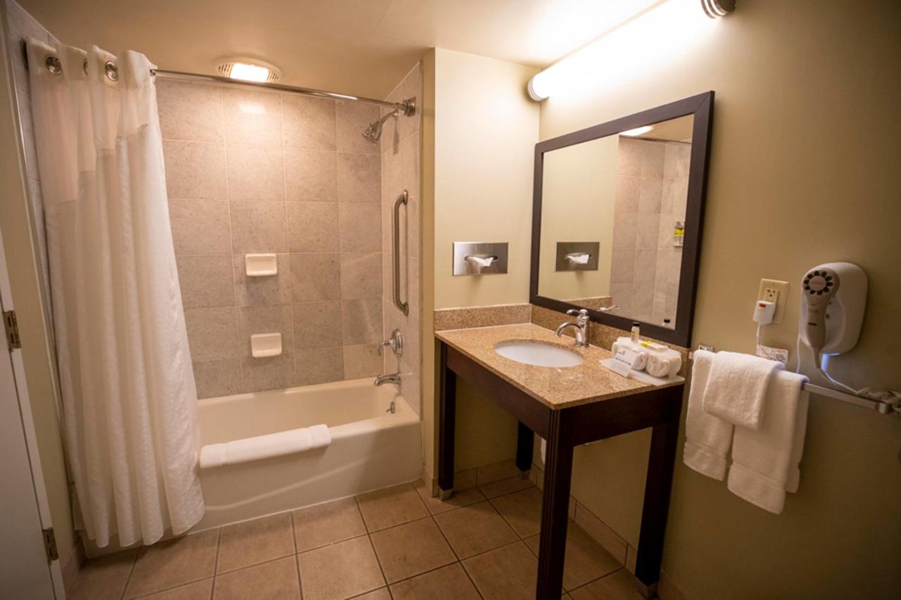  | Holiday Inn Express Hotel & Suites Pittsburgh Airport, an IHG Hotel