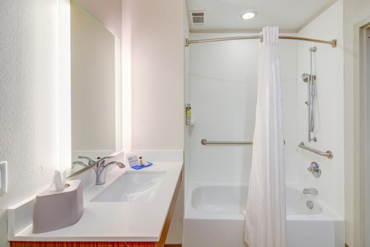 Queen Room with Two Queen Beds at Holiday Inn Express & Suites Foley by IHG