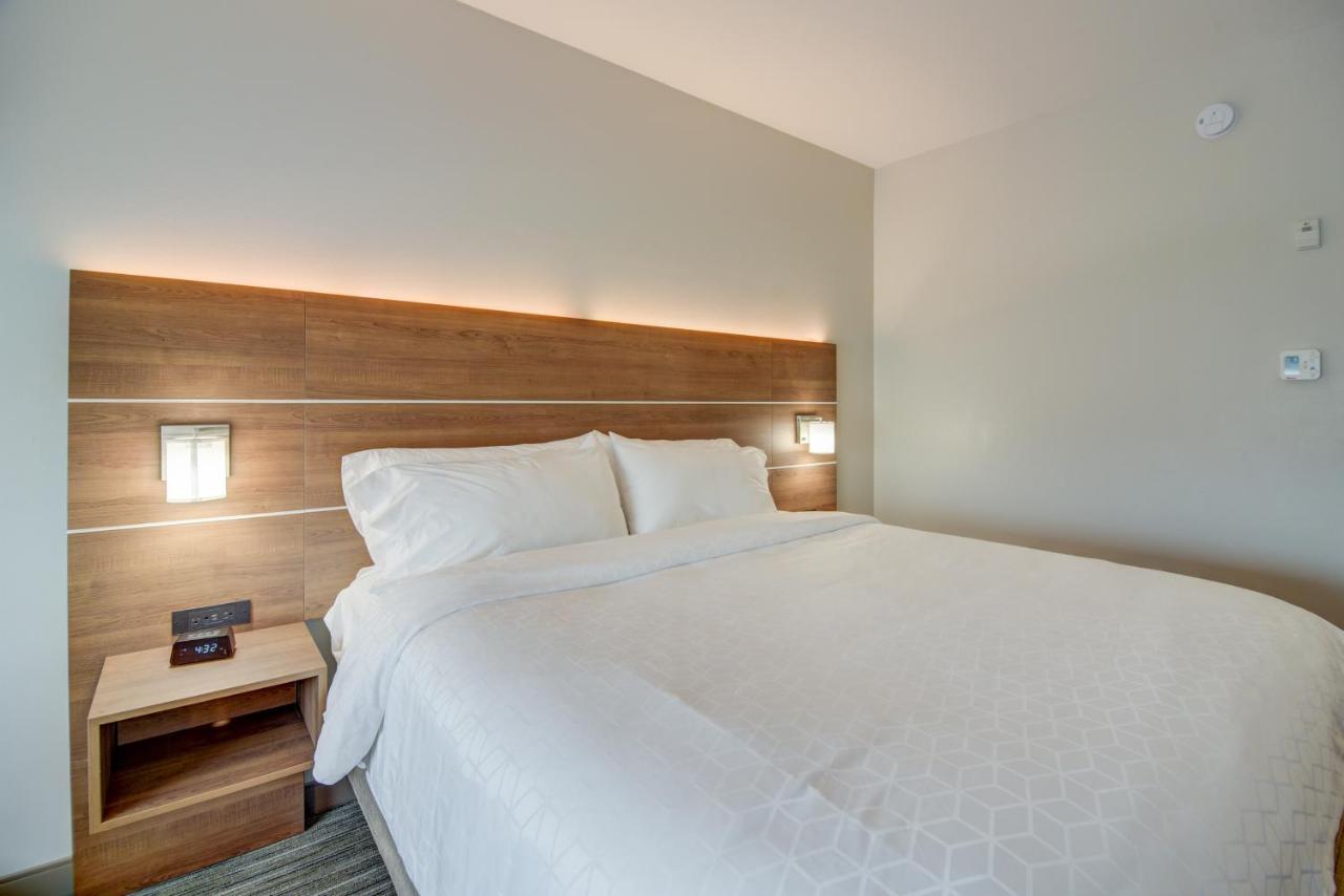 King Room - Mobility Access Tub - Non-Smoking at Holiday Inn Express & Suites Foley by IHG