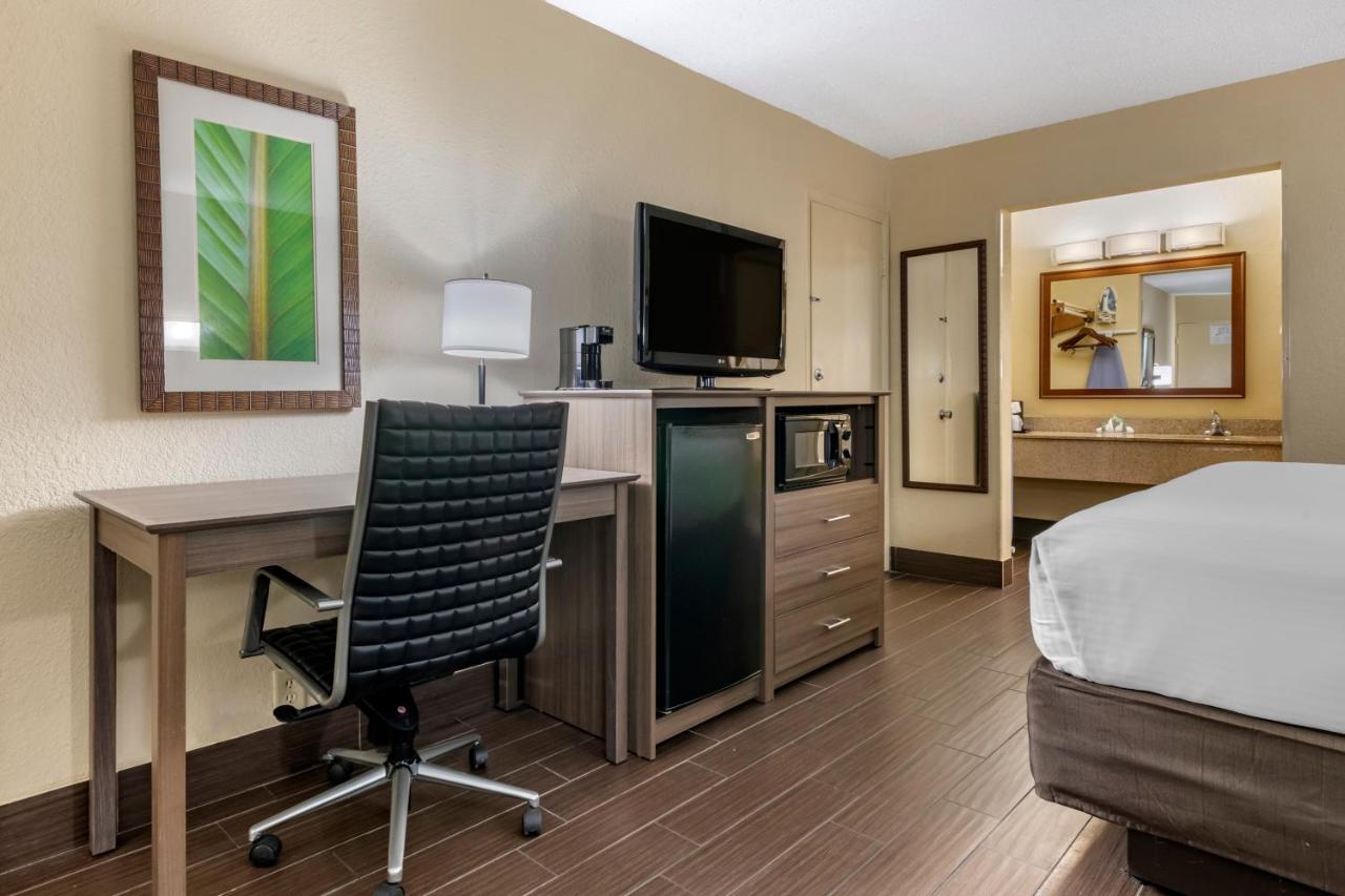 King Room - Pet-Friendly/Non-Smoking at Best Western Downtown Stuart