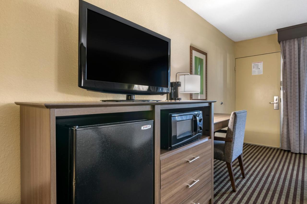 Queen Room with Bath Tub and View - Mobility Accessible/Non-Smoking at Best Western Downtown Stuart