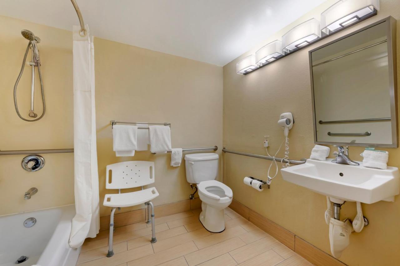Queen Room with Bath Tub and View - Mobility Accessible/Non-Smoking at Best Western Downtown Stuart