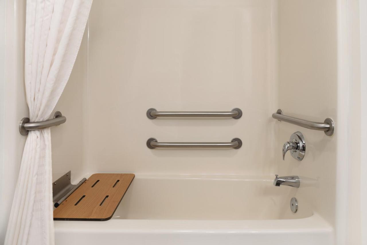 Queen Room with Two Queen Beds - Disability Access at Country Inn & Suites by Radisson, Galena, IL