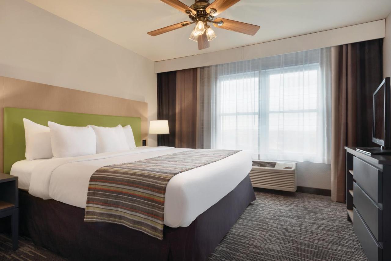 One-Bedroom King Suite at Country Inn & Suites by Radisson, Galena, IL