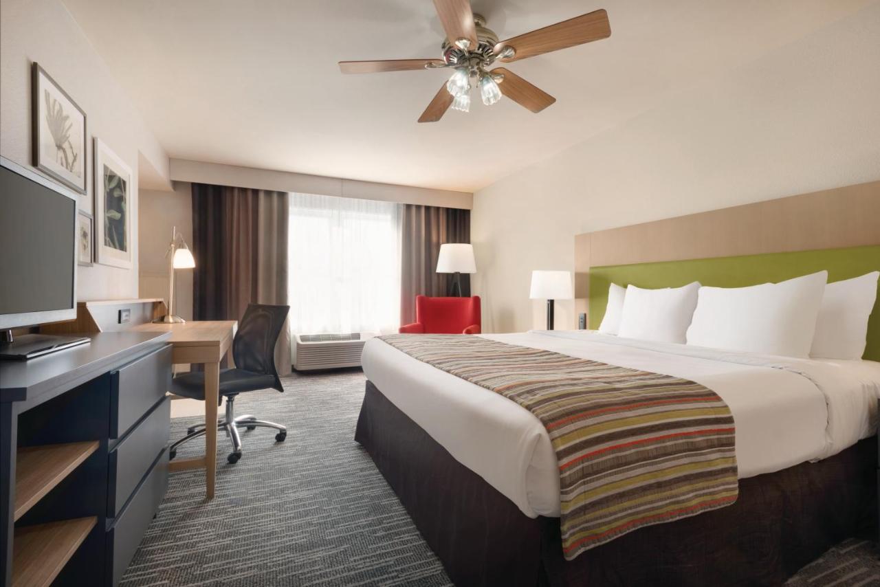 King Room with Whirlpool at Country Inn & Suites by Radisson, Galena, IL