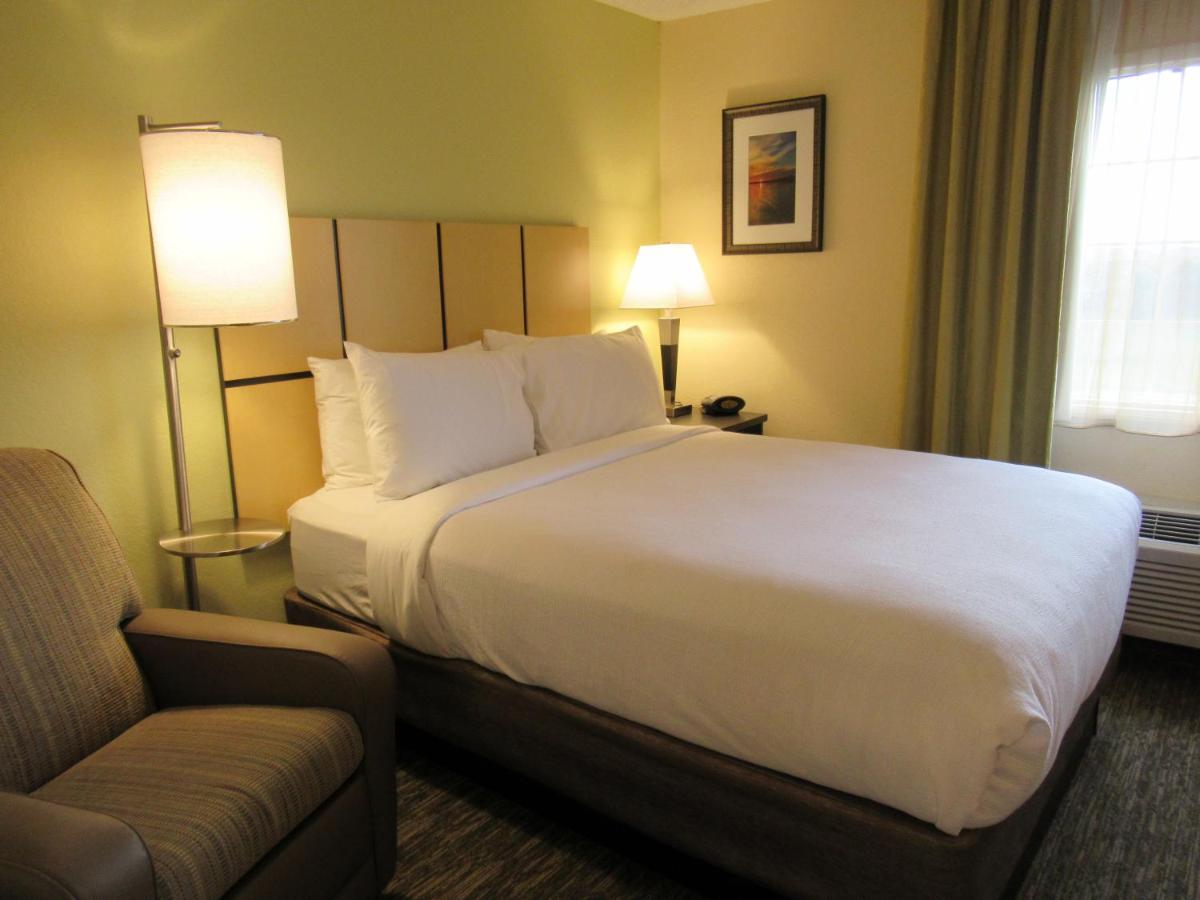 Queen Studio at Candlewood Suites Lake Mary by IHG
