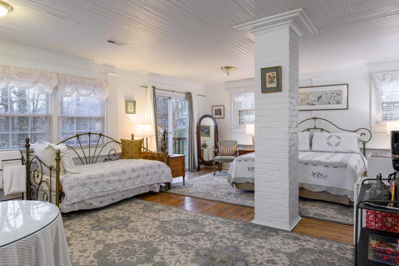 | Oakland Cottage Bed and Breakfast