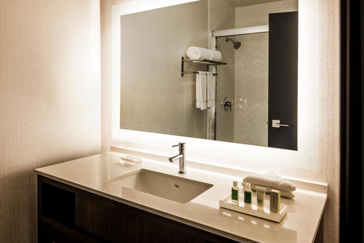 King Room at Holiday Inn Santa Ana-Orange Co. Arpt by IHG