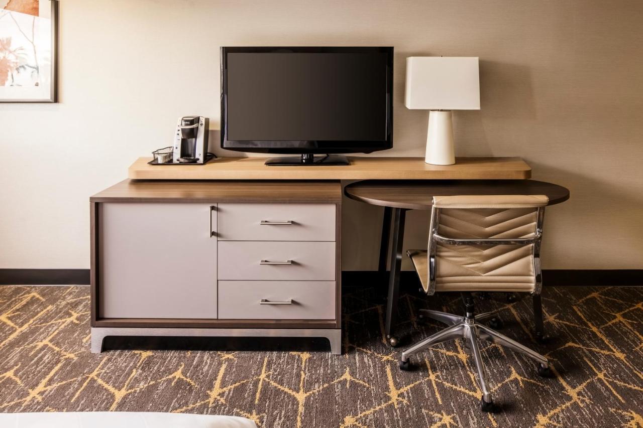 King Room at Holiday Inn Santa Ana-Orange Co. Arpt by IHG