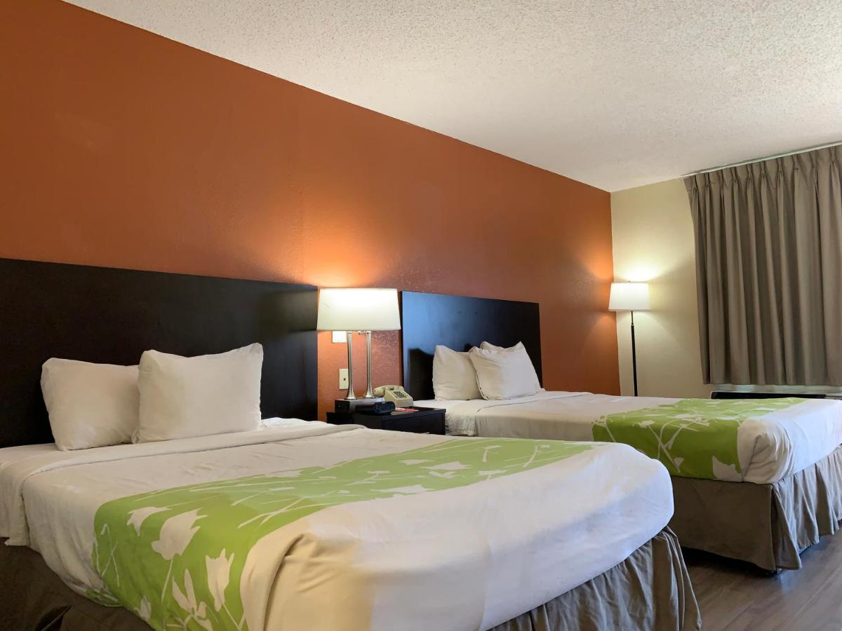 King Room - Accessible/Non-Smoking at Econo Lodge Dothan West