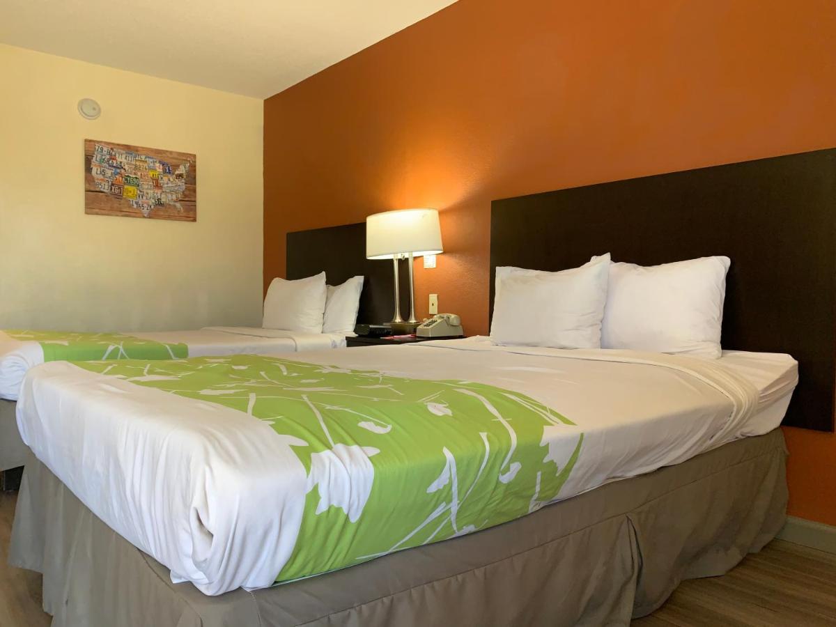 King Room - Accessible/Non-Smoking at Econo Lodge Dothan West