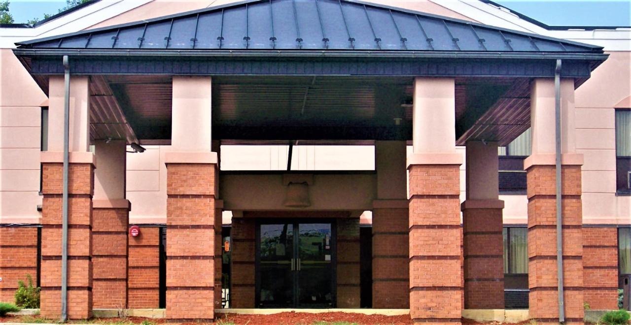 | Quality Suites Martinsburg