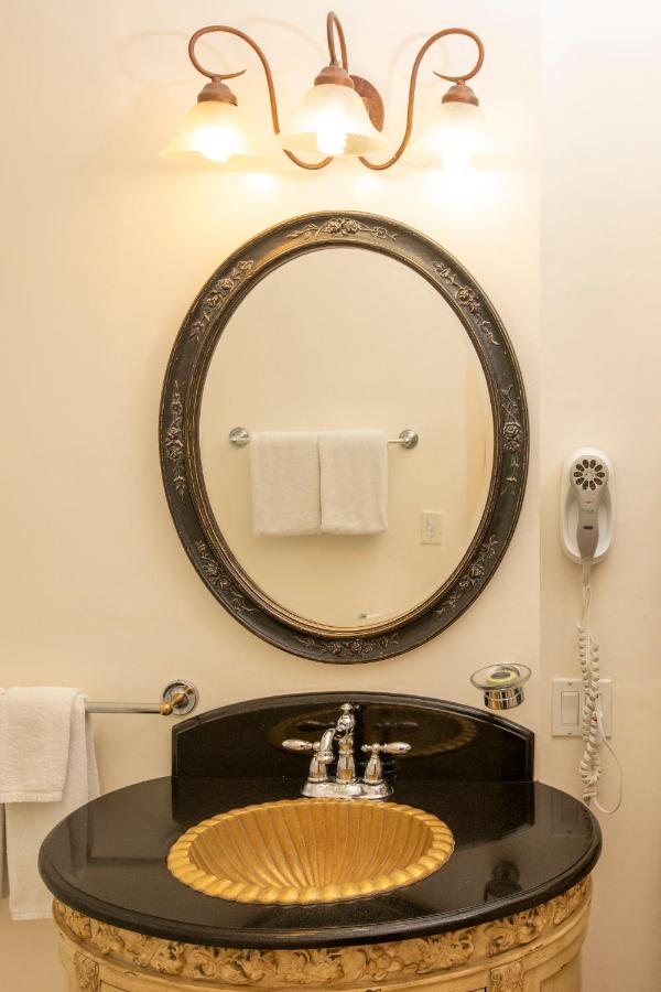 Superior King Room at Washington Square Inn