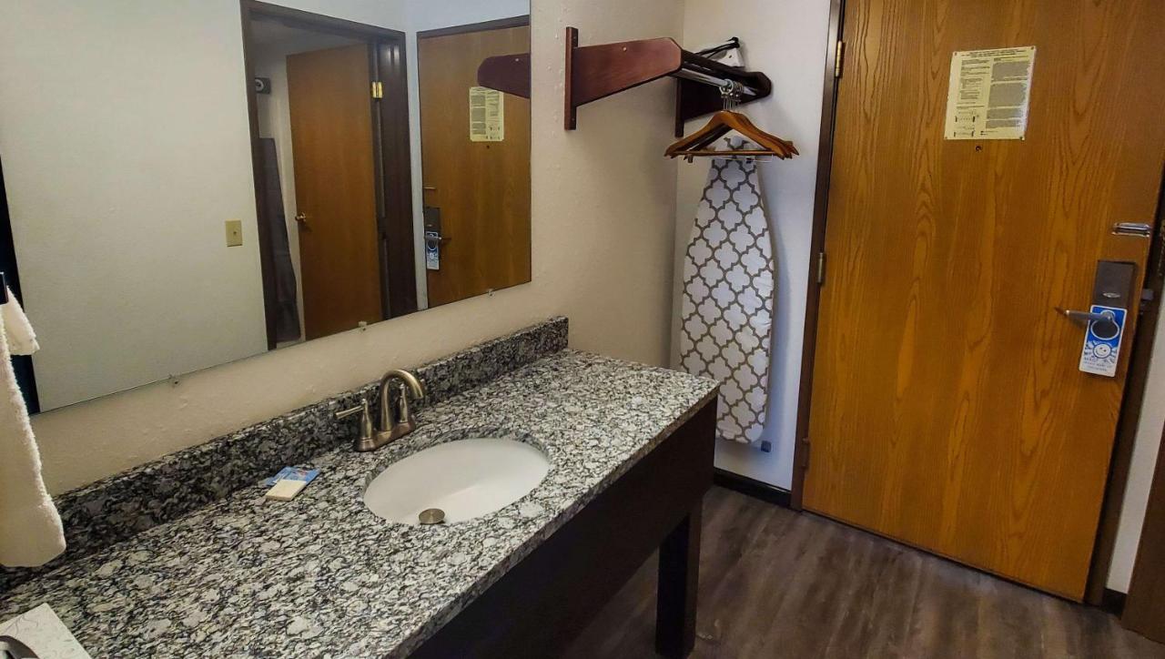 King Suite - Not Pet Friendly at Jasper Ridge Inn Ishpeming
